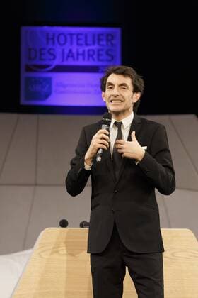 06.02.2017, Berlin, Deutschland, GER, Gala im Hotel Intercontinental zur Verleihung des Hotelier des Jahres 2017, ein Preis von der Allgemeinen Hotel- und Gastronomie Zeitung, Foto: Klaus-Jürgen Deuser unterhält die Teilnehmer in einer 25minütigen Show.