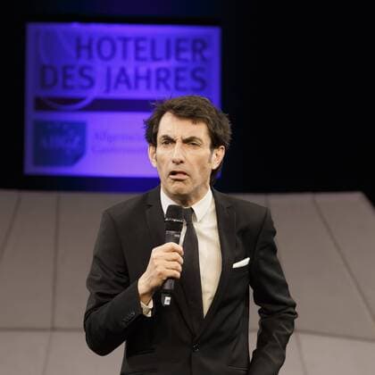 06.02.2017, Berlin, Deutschland, GER, Gala im Hotel Intercontinental zur Verleihung des Hotelier des Jahres 2017, ein Preis von der Allgemeinen Hotel- und Gastronomie Zeitung, Foto: Klaus-Jürgen Deuser unterhält die Teilnehmer in einer 25minütigen Show.