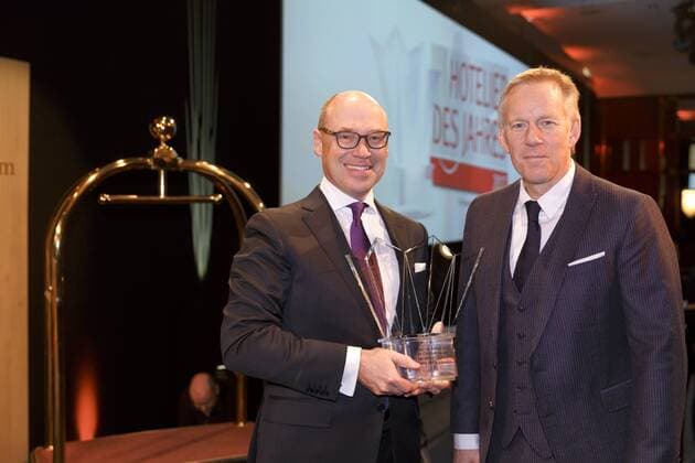 06.02.2017, Berlin, Deutschland, GER, Gala im Hotel Intercontinental zur Verleihung des Hotelier des Jahres 2017, ein Preis von der Allgemeinen Hotel- und Gastronomie Zeitung, Foto: (l.) Der Special Award geht an Dr. Christian Harisch, Geschäftsführer der Lanserhof GmbH aus Lans bei Innsbruck. (r.) Johannes B. Kerner (Laudator)