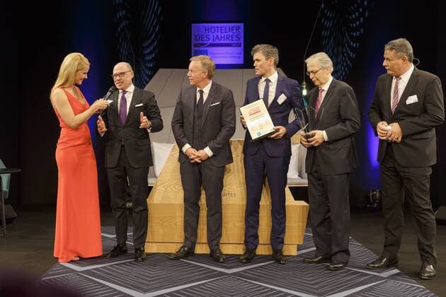 06.02.2017, Berlin, Deutschland, GER, Gala im Hotel Intercontinental zur Verleihung des Hotelier des Jahres 2017, ein Preis von der Allgemeinen Hotel- und Gastronomie Zeitung, Foto: Der Special Award geht an Dr. Christian Harisch, Geschäftsführer der Lanserhof GmbH aus Lans bei Innsbruck. u.a Judith Rakers, Johannes B. Kerner