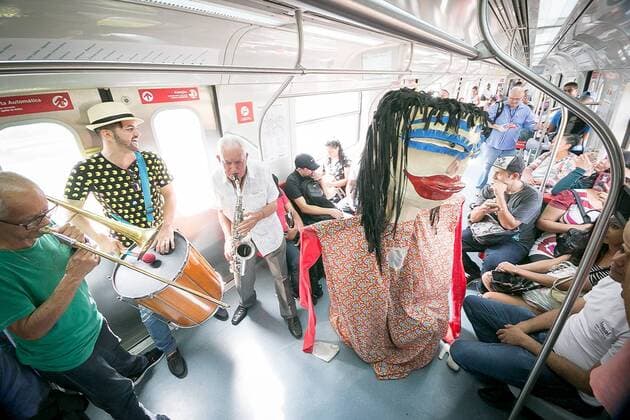 Karneval in Brasilien: Band spielt in Zug traditionelle Karnevalsmusik February 7, 2017 - Sao Paulo, Brazil - A group of people play traditional carnival music by train. The carnival has already begun in CPTM and on Tuesday, February 7, the famous marches will change the routine of the users of four stations that will receive the itinerant group Richard and Band. The presentations announce the Touristic Express of Marchinhas, that will leave of the Station of Luz with destination to the city of Mogi das Cruzes Sao Paulo Brazil - ZUMAo70_ 20170207_zap_o70_003 Copyright: xDarioxOliveirax