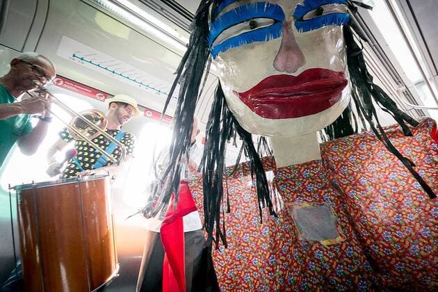 Karneval in Brasilien: Band spielt in Zug traditionelle Karnevalsmusik February 7, 2017 - Sao Paulo, Brazil - A group of people play traditional carnival music by train. The carnival has already begun in CPTM and on Tuesday, February 7, the famous marches will change the routine of the users of four stations that will receive the itinerant group Richard and Band. The presentations announce the Touristic Express of Marchinhas, that will leave of the Station of Luz with destination to the city of Mogi das Cruzes Sao Paulo Brazil - ZUMAo70_ 20170207_zap_o70_004 Copyright: xDarioxOliveirax