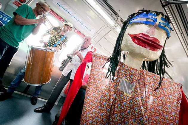 Karneval in Brasilien: Band spielt in Zug traditionelle Karnevalsmusik February 7, 2017 - Sao Paulo, Brazil - A group of people play traditional carnival music by train. The carnival has already begun in CPTM and on Tuesday, February 7, the famous marches will change the routine of the users of four stations that will receive the itinerant group Richard and Band. The presentations announce the Touristic Express of Marchinhas, that will leave of the Station of Luz with destination to the city of Mogi das Cruzes Sao Paulo Brazil - ZUMAo70_ 20170207_zap_o70_005 Copyright: xDarioxOliveirax