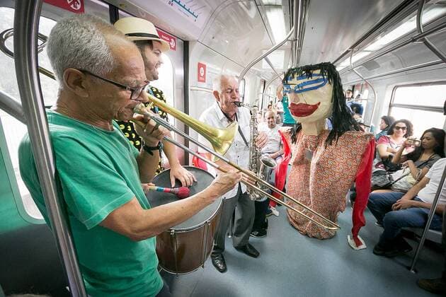 Karneval in Brasilien: Band spielt in Zug traditionelle Karnevalsmusik February 7, 2017 - Sao Paulo, Brazil - A group of people play traditional carnival music by train. The carnival has already begun in CPTM and on Tuesday, February 7, the famous marches will change the routine of the users of four stations that will receive the itinerant group Richard and Band. The presentations announce the Touristic Express of Marchinhas, that will leave of the Station of Luz with destination to the city of Mogi das Cruzes Sao Paulo Brazil - ZUMAo70_ 20170207_zap_o70_006 Copyright: xDarioxOliveirax