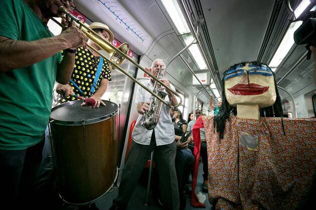 Karneval in Brasilien: Band spielt in Zug traditionelle Karnevalsmusik February 7, 2017 - Sao Paulo, Brazil - A group of people play traditional carnival music by train. The carnival has already begun in CPTM and on Tuesday, February 7, the famous marches will change the routine of the users of four stations that will receive the itinerant group Richard and Band. The presentations announce the Touristic Express of Marchinhas, that will leave of the Station of Luz with destination to the city of Mogi das Cruzes Sao Paulo Brazil - ZUMAo70_ 20170207_zap_o70_008 Copyright: xDarioxOliveirax