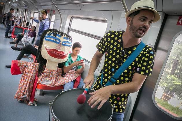 Karneval in Brasilien: Band spielt in Zug traditionelle Karnevalsmusik February 7, 2017 - Sao Paulo, Brazil - A group of people play traditional carnival music by train. The carnival has already begun in CPTM and on Tuesday, February 7, the famous marches will change the routine of the users of four stations that will receive the itinerant group Richard and Band. The presentations announce the Touristic Express of Marchinhas, that will leave of the Station of Luz with destination to the city of Mogi das Cruzes Sao Paulo Brazil - ZUMAo70_ 20170207_zap_o70_010 Copyright: xDarioxOliveirax
