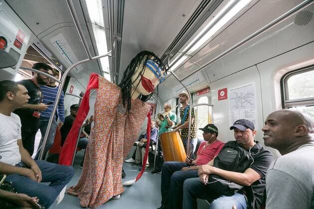 Karneval in Brasilien: Band spielt in Zug traditionelle Karnevalsmusik February 7, 2017 - Sao Paulo, Brazil - A group of people play traditional carnival music by train. The carnival has already begun in CPTM and on Tuesday, February 7, the famous marches will change the routine of the users of four stations that will receive the itinerant group Richard and Band. The presentations announce the Touristic Express of Marchinhas, that will leave of the Station of Luz with destination to the city of Mogi das Cruzes Sao Paulo Brazil - ZUMAo70_ 20170207_zap_o70_011 Copyright: xDarioxOliveirax