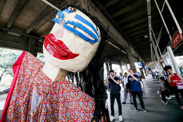 Karneval in Brasilien: Band spielt in Zug traditionelle Karnevalsmusik February 7, 2017 - Sao Paulo, Brazil - A group of people play traditional carnival music by train. The carnival has already begun in CPTM and on Tuesday, February 7, the famous marches will change the routine of the users of four stations that will receive the itinerant group Richard and Band. The presentations announce the Touristic Express of Marchinhas, that will leave of the Station of Luz with destination to the city of Mogi das Cruzes Sao Paulo Brazil - ZUMAo70_ 20170207_zap_o70_017 Copyright: xDarioxOliveirax
