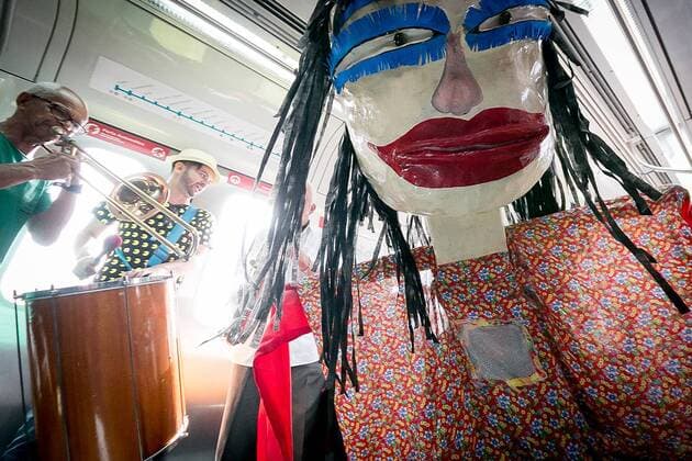 Karneval in Brasilien: Band spielt in Zug traditionelle Karnevalsmusik February 7, 2017 - Sao Paulo, Brazil - A group of people play traditional carnival music by train. The carnival has already begun in CPTM and on Tuesday, February 7, the famous marches will change the routine of the users of four stations that will receive the itinerant group Richard and Band. The presentations announce the Touristic Express of Marchinhas, that will leave of the Station of Luz with destination to the city of Mogi das Cruzes Sao Paulo Brazil - ZUMAo70_ 20170207_zap_o70_019 Copyright: xDarioxOliveirax
