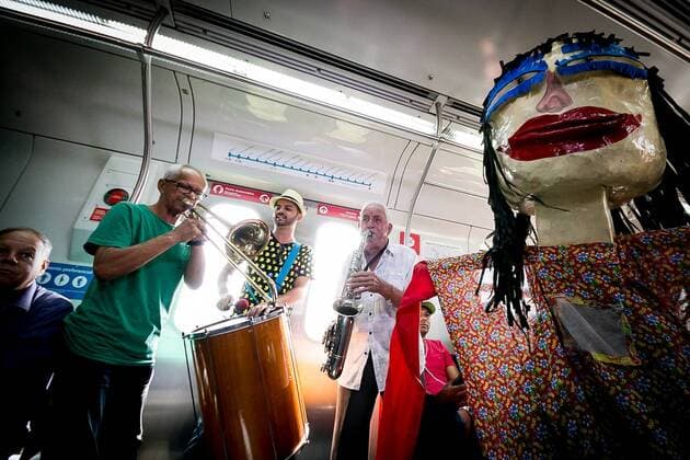 Karneval in Brasilien: Band spielt in Zug traditionelle Karnevalsmusik February 7, 2017 - Sao Paulo, Brazil - A group of people play traditional carnival music by train. The carnival has already begun in CPTM and on Tuesday, February 7, the famous marches will change the routine of the users of four stations that will receive the itinerant group Richard and Band. The presentations announce the Touristic Express of Marchinhas, that will leave of the Station of Luz with destination to the city of Mogi das Cruzes Sao Paulo Brazil - ZUMAo70_ 20170207_zap_o70_020 Copyright: xDarioxOliveirax