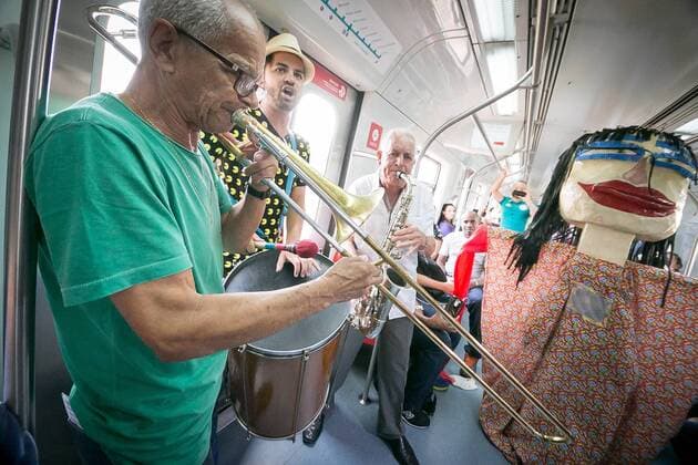 Karneval in Brasilien: Band spielt in Zug traditionelle Karnevalsmusik February 7, 2017 - Sao Paulo, Brazil - A group of people play traditional carnival music by train. The carnival has already begun in CPTM and on Tuesday, February 7, the famous marches will change the routine of the users of four stations that will receive the itinerant group Richard and Band. The presentations announce the Touristic Express of Marchinhas, that will leave of the Station of Luz with destination to the city of Mogi das Cruzes Sao Paulo Brazil - ZUMAo70_ 20170207_zap_o70_022 Copyright: xDarioxOliveirax
