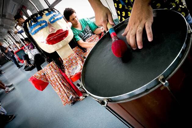 Karneval in Brasilien: Band spielt in Zug traditionelle Karnevalsmusik February 7, 2017 - Sao Paulo, Brazil - A group of people play traditional carnival music by train. The carnival has already begun in CPTM and on Tuesday, February 7, the famous marches will change the routine of the users of four stations that will receive the itinerant group Richard and Band. The presentations announce the Touristic Express of Marchinhas, that will leave of the Station of Luz with destination to the city of Mogi das Cruzes Sao Paulo Brazil - ZUMAo70_ 20170207_zap_o70_024 Copyright: xDarioxOliveirax