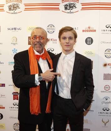 Leonhard Mueller, Louis Hofmann (Preistraegr KAtegorie: Shooting-Stat 2017) bei Verleihung ASKANIA Award 2017 im Ellington Hotel Berlin.