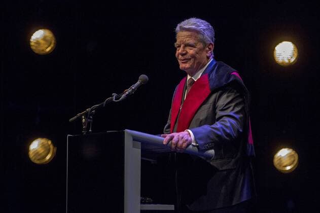 Bilder des Tages Gauck erhält Ehrendoktorwürde der Universität Maastricht The following text was translated automatically Maastricht 7th February 2017 Theater aan het Vrijthof-Dies Natalis 2017 Awards honorary doctorate to Federal president Joachim Gauck in presence of H.K.H. Princess Beatrix. With Martin Paul President of the college and Rector Magnificus Rianne Letschert of Maastricht University. Covered Kappa. Mrs SchadtFoto: Harry Hall  62639514