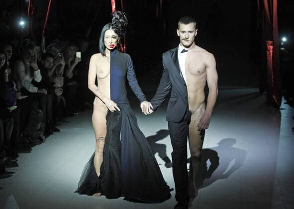 Bilder des Tages February 7, 2017 - Kiev, Ukraine - Models present a creation by Ukrainian designer ALEXEY ZALEVSKIY , during the Ukrainian Fashion Week in Kiev, Ukraine, on 07 February 2017. The fashion event presents Fall Winter 2017 18 collections by Ukrainian and International designers from 4 to 8 February. Kiev Ukraine - ZUMAg194 20170207_zap_g194_001 Copyright: xSergxGlovnyx