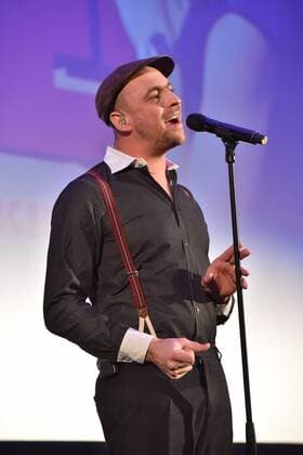 Der Musiker Max Mutzke bei einem Auftritt auf der Bühne am 07.02.2017 in Köln bei der Premiere des Films Schatz nimm Du sie .