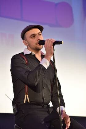 Der Musiker Max Mutzke bei einem Auftritt auf der Bühne am 07.02.2017 in Köln bei der Premiere des Films Schatz nimm Du sie .