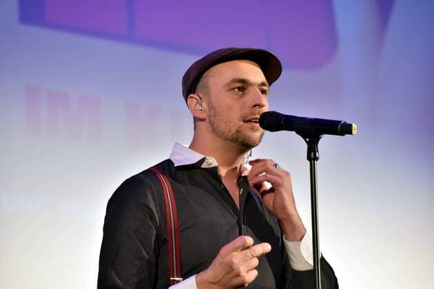 Der Musiker Max Mutzke bei einem Auftritt auf der Bühne am 07.02.2017 in Köln bei der Premiere des Films Schatz nimm Du sie .