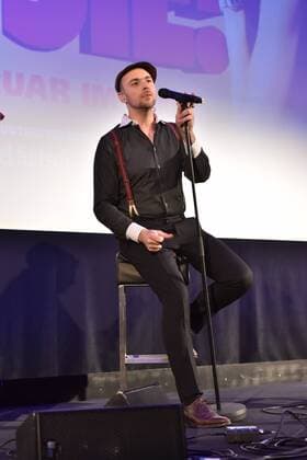 Der Musiker Max Mutzke bei einem Auftritt auf der Bühne am 07.02.2017 in Köln bei der Premiere des Films Schatz nimm Du sie .