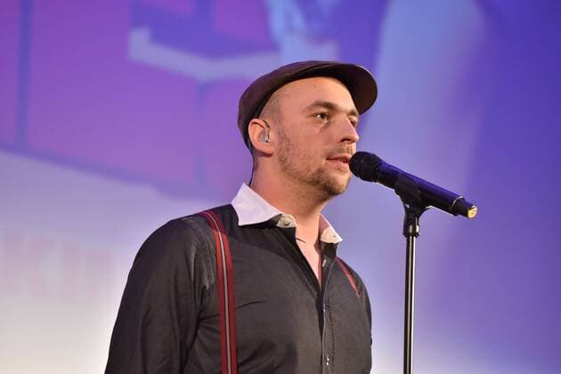 Der Musiker Max Mutzke bei einem Auftritt auf der Bühne am 07.02.2017 in Köln bei der Premiere des Films Schatz nimm Du sie .