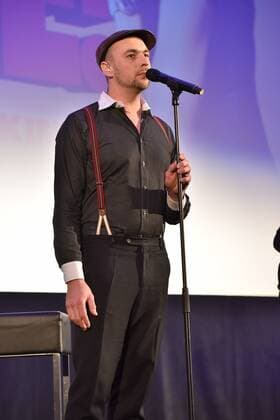 Der Musiker Max Mutzke bei einem Auftritt auf der Bühne am 07.02.2017 in Köln bei der Premiere des Films Schatz nimm Du sie .
