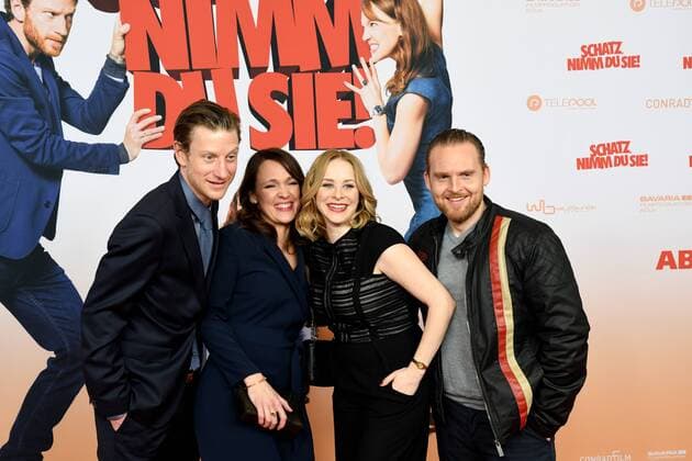 Die Schauspieler Maxim Mehmet, Carolin Kebekus, Jasmin Schwiers, und Axel Stein (l-r) posieren am 07.02.2017 in Köln bei der Premiere des Films Schatz nimm Du sie .