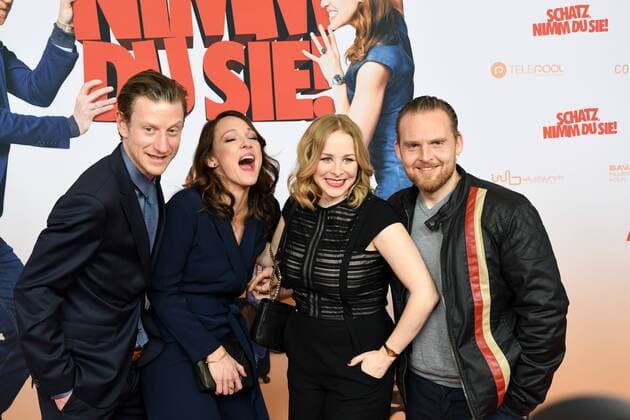 Die Schauspieler Maxim Mehmet, Carolin Kebekus, Jasmin Schwiers, und Axel Stein (l-r) posieren am 07.02.2017 in Köln bei der Premiere des Films Schatz nimm Du sie .