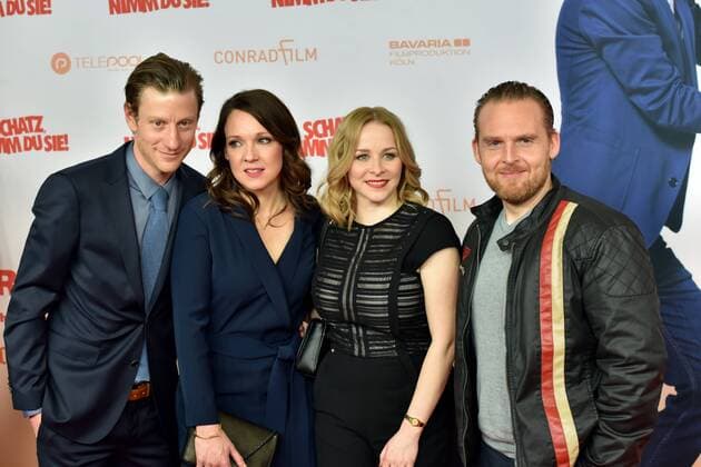 Die Schauspieler Maxim Mehmet, Carolin Kebekus, Jasmin Schwiers, und Axel Stein (l-r) posieren am 07.02.2017 in Köln bei der Premiere des Films Schatz nimm Du sie .