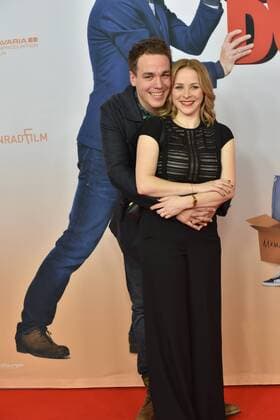 Die Schauspielerin Jasmin Schwiers (r) und ihr Mann Jan posieren am 07.02.2017 in Köln bei der Premiere des Films Schatz nimm Du sie .