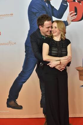 Die Schauspielerin Jasmin Schwiers (r) und ihr Mann Jan posieren am 07.02.2017 in Köln bei der Premiere des Films Schatz nimm Du sie .