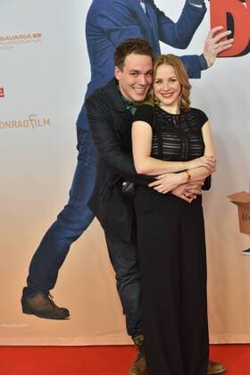 Die Schauspielerin Jasmin Schwiers (r) und ihr Mann Jan posieren am 07.02.2017 in Köln bei der Premiere des Films Schatz nimm Du sie .