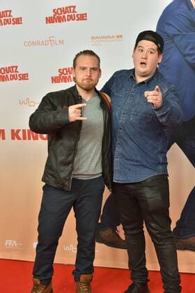 Schauspieler Axel Stein und , l-r, Comedian Chris Tall posiert am 07.02.2017 in Köln bei der Premiere des Films Schatz nimm Du sie .