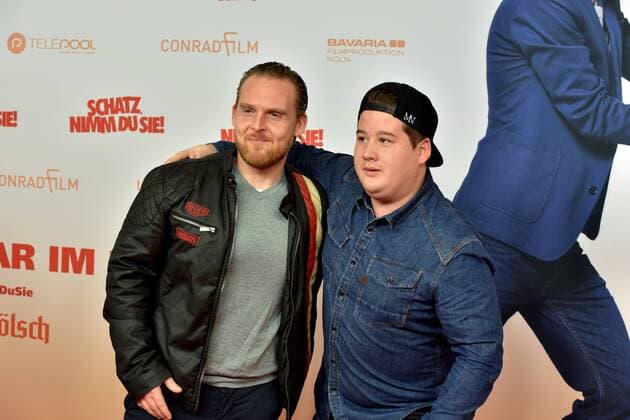 Schauspieler Axel Stein und , l-r, Comedian Chris Tall posiert am 07.02.2017 in Köln bei der Premiere des Films Schatz nimm Du sie .