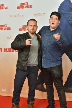 Schauspieler Axel Stein und , l-r, Comedian Chris Tall posiert am 07.02.2017 in Köln bei der Premiere des Films Schatz nimm Du sie .