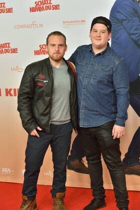 Schauspieler Axel Stein und , l-r, Comedian Chris Tall posiert am 07.02.2017 in Köln bei der Premiere des Films Schatz nimm Du sie .