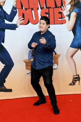 Comedian Chris Tall posiert am 07.02.2017 in Köln bei der Premiere des Films Schatz nimm Du sie .