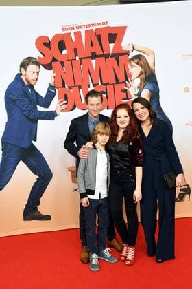 Die Schauspieler Maxim Mehmet, Arsseni Bultmann, Arina Prokofyeva und Carolin Kebekus (l-r) posieren am 07.02.2017 in Köln bei der Premiere des Films Schatz nimm Du sie .