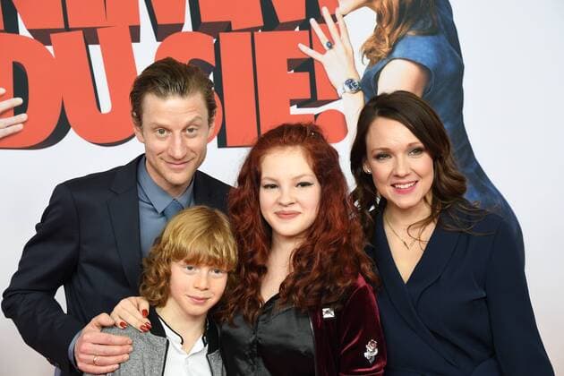 Die Schauspieler Maxim Mehmet, Arsseni Bultmann, Arina Prokofyeva und Carolin Kebekus (l-r) posieren am 07.02.2017 in Köln bei der Premiere des Films Schatz nimm Du sie .