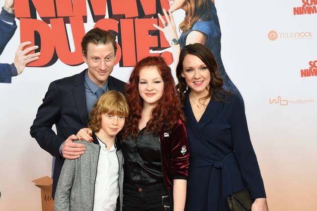 Die Schauspieler Maxim Mehmet, Arsseni Bultmann, Arina Prokofyeva und Carolin Kebekus (l-r) posieren am 07.02.2017 in Köln bei der Premiere des Films Schatz nimm Du sie .