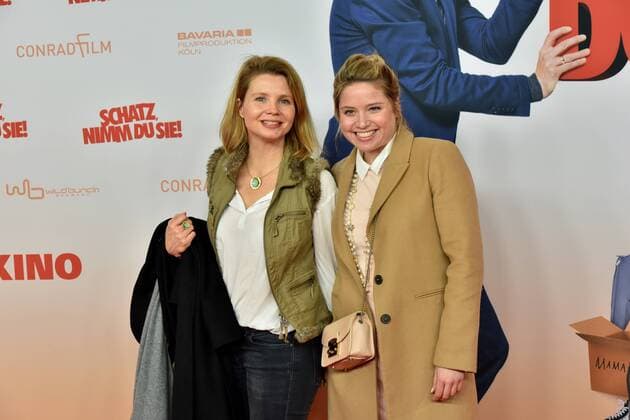 Annette und Caroline Frier , l-r, posieren am 07.02.2017 in Köln bei der Premiere des Films Schatz nimm Du sie .