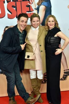 Jan van Weyde, Caroline Frier und Jasmin Schwiers , l-r, posieren am 07.02.2017 in Köln bei der Premiere des Films Schatz nimm Du sie .
