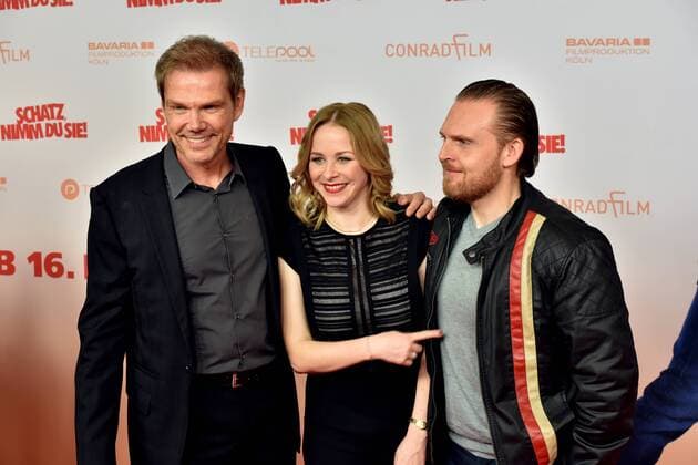 Regisseur Sven Unterwaldt, l-r, Schauspieler Jasmin Schwiers und Axel Stein , und posiert am 07.02.2017 in Köln bei der Premiere des Films Schatz nimm Du sie .