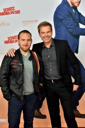 Schauspieler Axel Stein , l-r, und Regisseur Sven Unterwaldt posiert am 07.02.2017 in Köln bei der Premiere des Films Schatz nimm Du sie .
