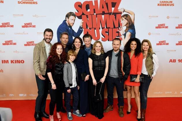 (L-R) Jochen Schropp, Arina Prokofyeva, Sven Unterwaldt, Arsseni Bultmann, Carolin Kebekus, Maxim Mehmet, Jasmin Schwiers, Axel Stein, Patricia Meeden and Annette Frier posieren am 07.02.2017 in Köln bei der Premiere des Films Schatz nimm Du sie .