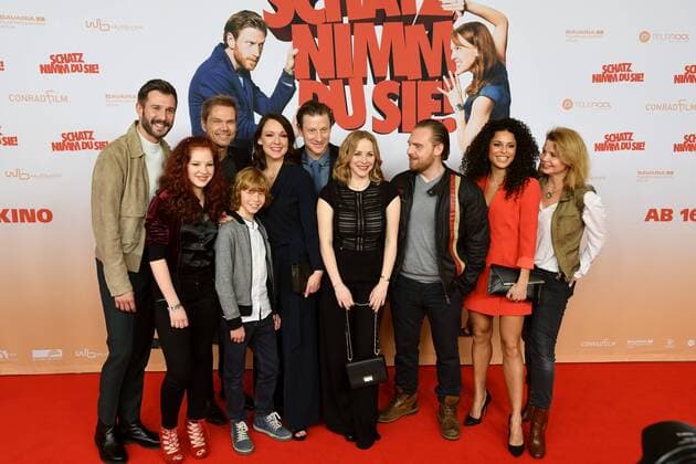 (L-R) Jochen Schropp, Arina Prokofyeva, Sven Unterwaldt, Arsseni Bultmann, Carolin Kebekus, Maxim Mehmet, Jasmin Schwiers, Axel Stein, Patricia Meeden and Annette Frier posieren am 07.02.2017 in Köln bei der Premiere des Films Schatz nimm Du sie .