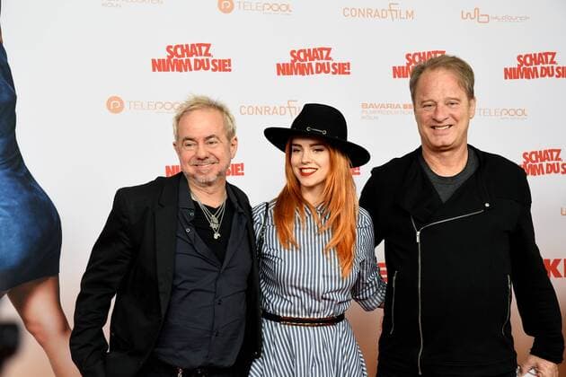 Musiker Helmut Zerlett, Tochter Jana Naima und Schauspieler Tom Gerhardt, l-r, posieren am 07.02.2017 in Köln bei der Premiere des Films Schatz nimm Du sie .