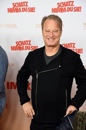 Schauspieler Tom Gerhardt posiert am 07.02.2017 in Köln bei der Premiere des Films Schatz nimm Du sie .