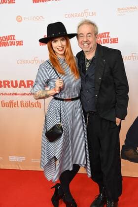 Musiker Helmut Zerlett und Tochter Jana Naima posieren am 07.02.2017 in Köln bei der Premiere des Films Schatz nimm Du sie .