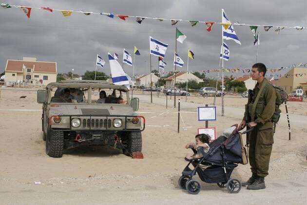 May 11, 2005; Gush Katif, Israel; Israel Independence day celebration in Katif settlement. Settler kids playing with tanks and other Israeli army military equipment. Mandatory - ZUMAo04_ 20050511_raw_o04_506 Copyright: xEyalxOferx