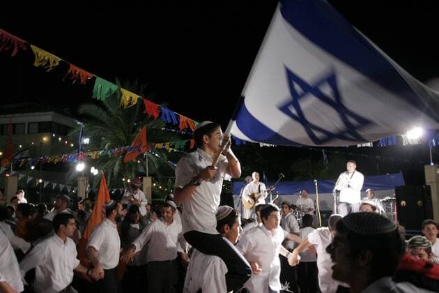 May 11, 2005; Gush Katif, Israel; Israel Independence day celebrations in Neve Dekalim settlement. Settler waved both the Israeli flag and the orange Gush Katif flag. For some the celebration was bitter sweet since it is the last celebration in Gush Katif prior to Israel s Gaza pull-out planned for later this summer. Mandatory - ZUMAo04_ 20050511_raw_o04_514 Copyright: xEyalxOferx